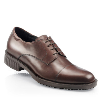 Introducing our new Black Label Collection - handcrafted from fine Italian leather. This premium footwear collection combines luxurious Italian-inspired craftsmanship with the world’s #1 rated slip-resistant outsole. It’s the perfect balance of comfort safety and impeccable style. Our classic capped-toe oxford delivers executive style and incomparable safety. Maintain a distinctive image without sacrificing safety - at an unbeatable value. Dual-density leather-lined insoles a cushioned footboard and steel shank provide superior cushioning flexibility and all-day comfort. The advanced-technology SFC Mighty Grip outsole adds maximum traction and durability. Handcrafted from fine Italian leather. Shoes For Crews - Senator - Men’s / Brown Slip Proof Dress Shoes