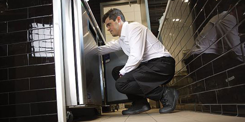 Why Slip-Resistant Shoes Are Essential for School Cafeteria Staff