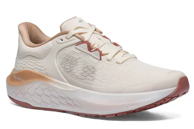 Pinnacle Runner three-quarter view
