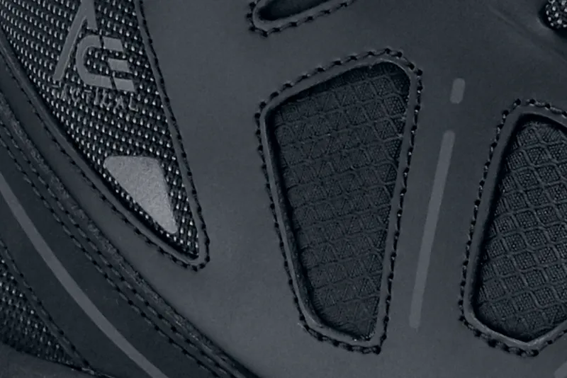 Defender Mid - Nano Composite Toe detail view
